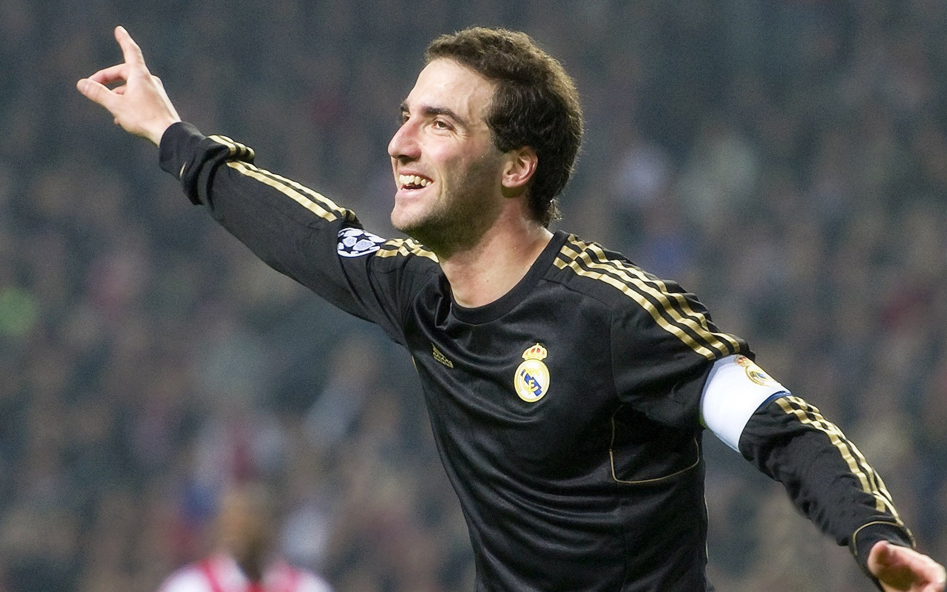 ky体育平台-西甲球迷打出创意横幅，显示支持热情，西甲标语